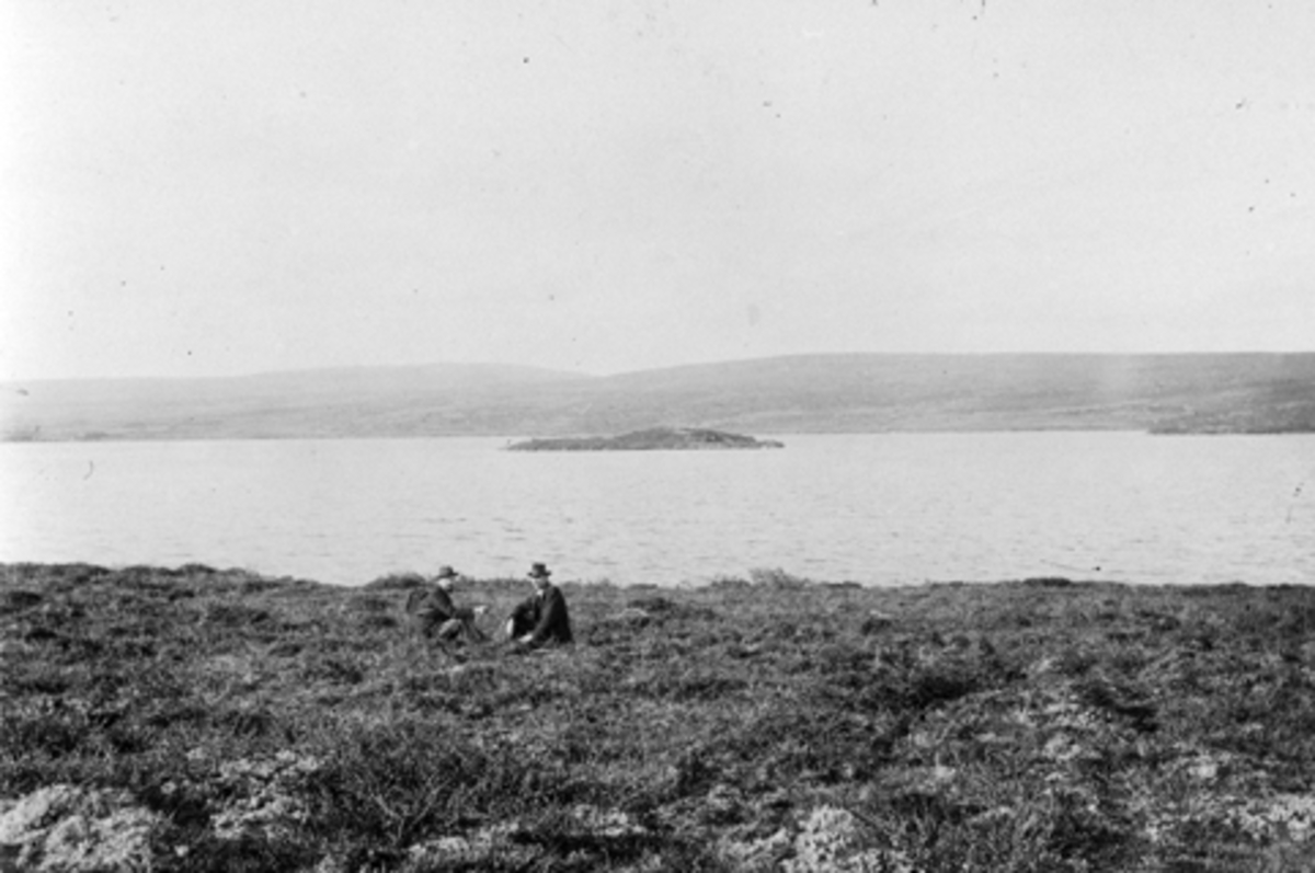 Anno Domkirkeodden, 2 menn ved Øyungen, Ringsakerfjellet. Fra venstre er Johan Wetten, Knut B. Wetten.