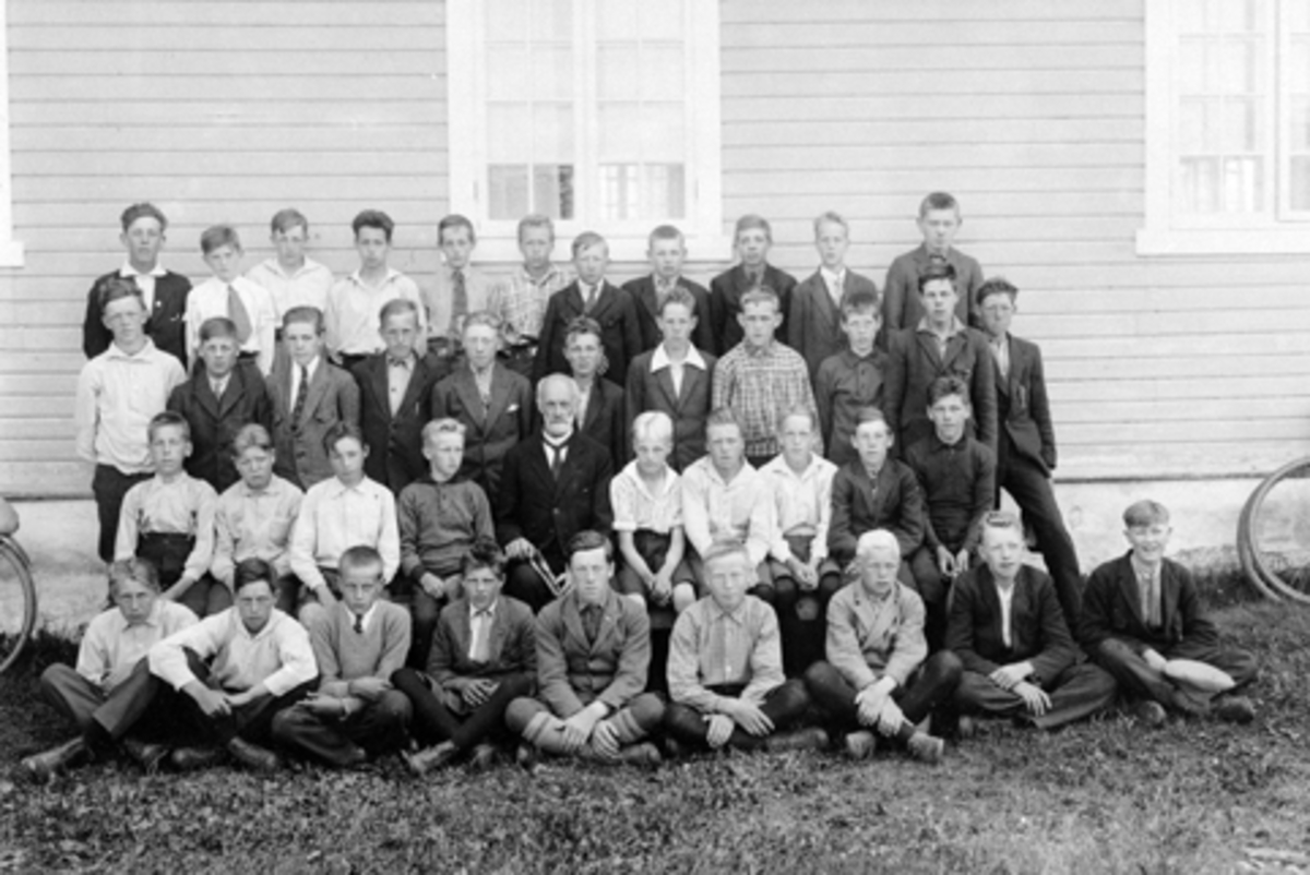 Anno Domkirkeodden, Stor gruppe konfirmanter ved bedehuset Karmel, Furnes, Ringsaker. Sogneprest Gabriel V. Kielland. Egen navneliste.