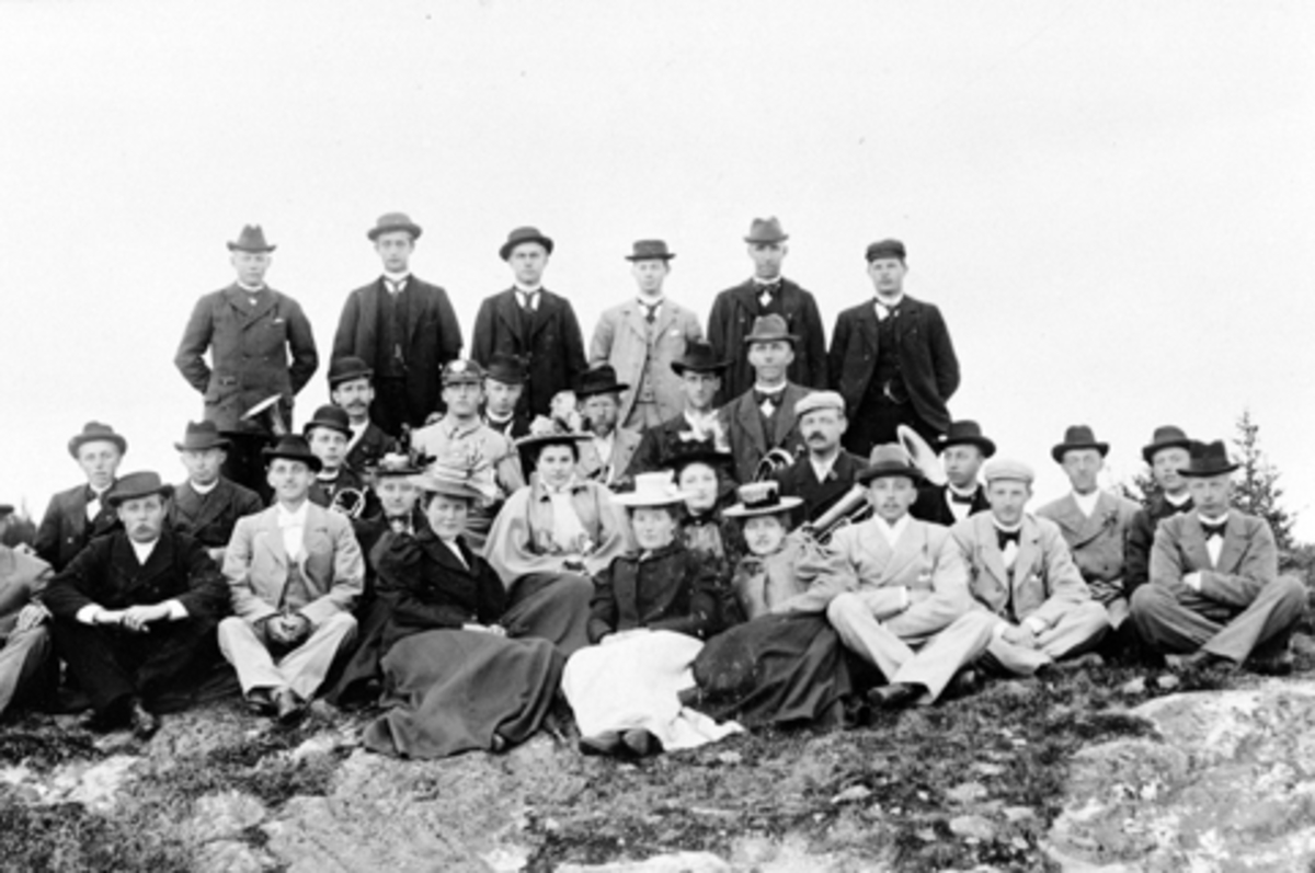 Anno Domkirkeodden, Stor gruppe utendørs. Furnes Musikkforening på tur til Høsbjørberget, Ringsaker.