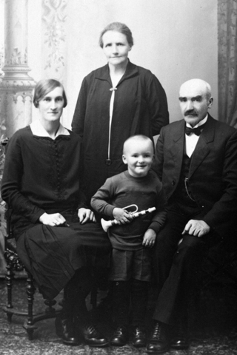 Anno Domkirkeodden, Familien Høisveen, fra venstre Elida Høisveen F: 1907, Anna Høisveen F: 1878, Ole N. Høisveen F: 1876, Nils Høisveen F: 1926, Furnes, Ringsaker.