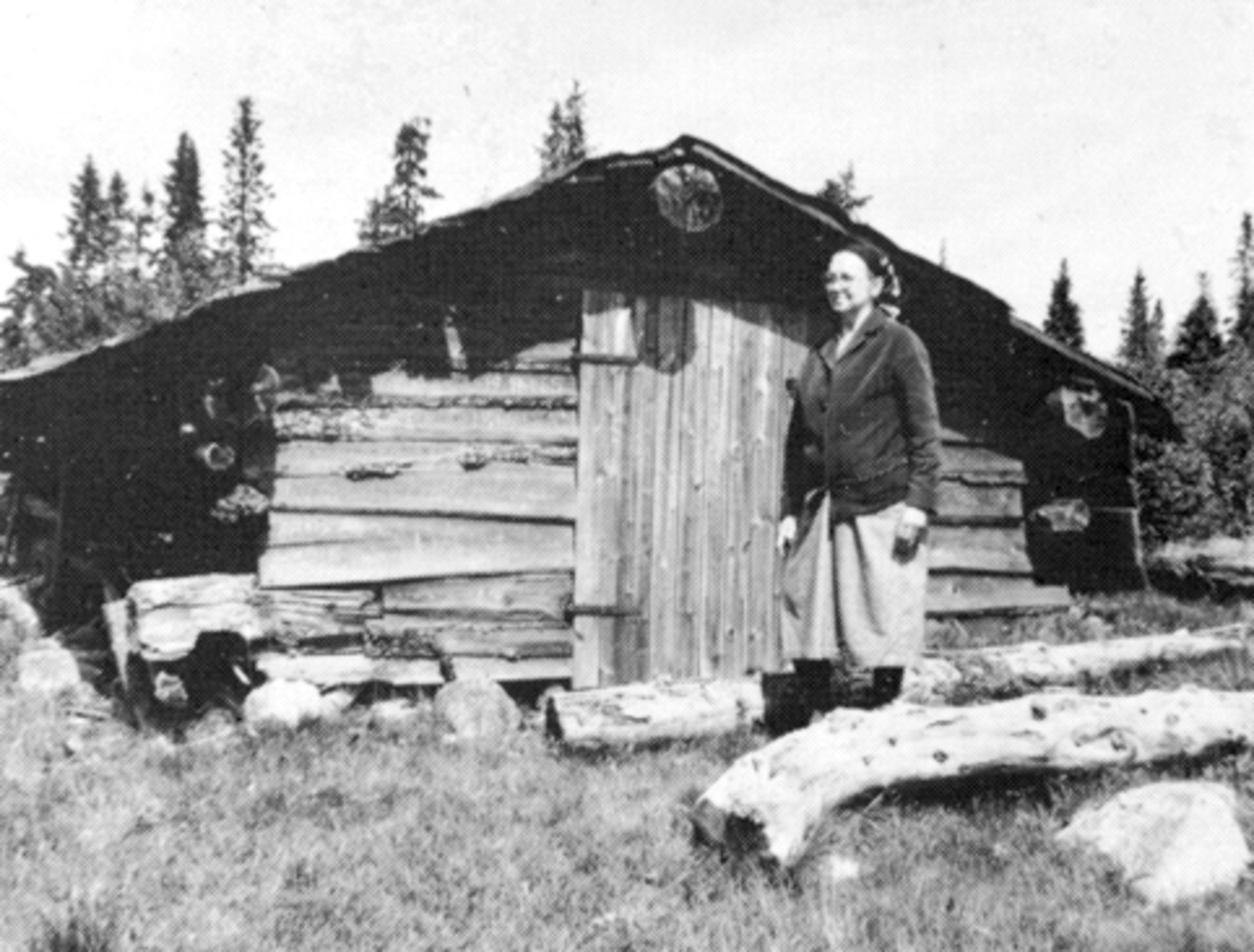 Anno Domkirkeodden, Eksteriør, Granåsbua, Furnes Almenning. Oppsatt i forbindelse med vegbygging mellom Bjønnåsen og Nysetra, ble bygd 1896. Ellen Aaseth foran. Johannes Bekkelund og Hans Øverli bygde bua.