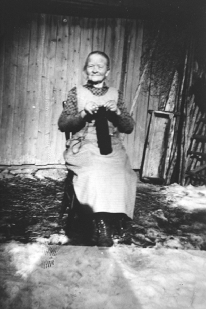 Anno Domkirkeodden, Marte Jensbakk med strikketøy. Hun bodde i Jensbakk som var bolig for mølleren i Jonsdal. Nybygda, Ringsaker.