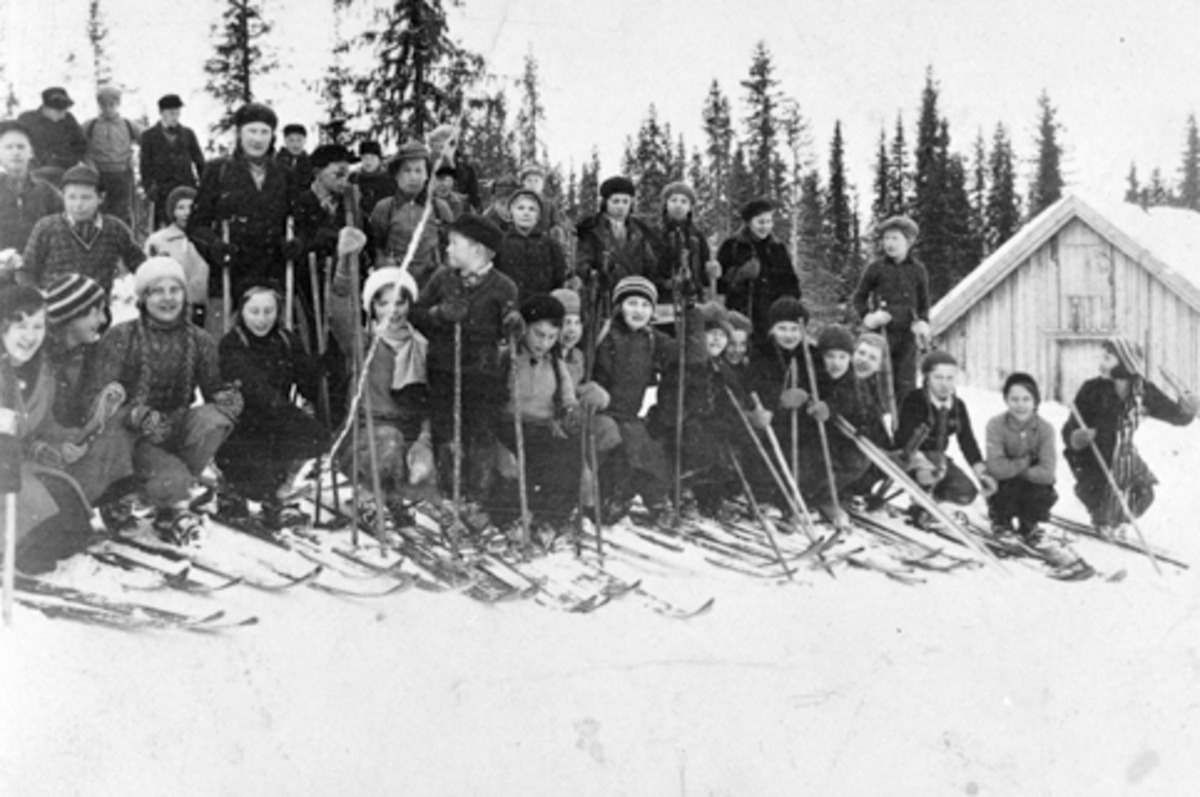 Anno Domkirkeodden, Skidag på Mauset skole, Brumunddal. Stor gruppe elever med skiutstyr.