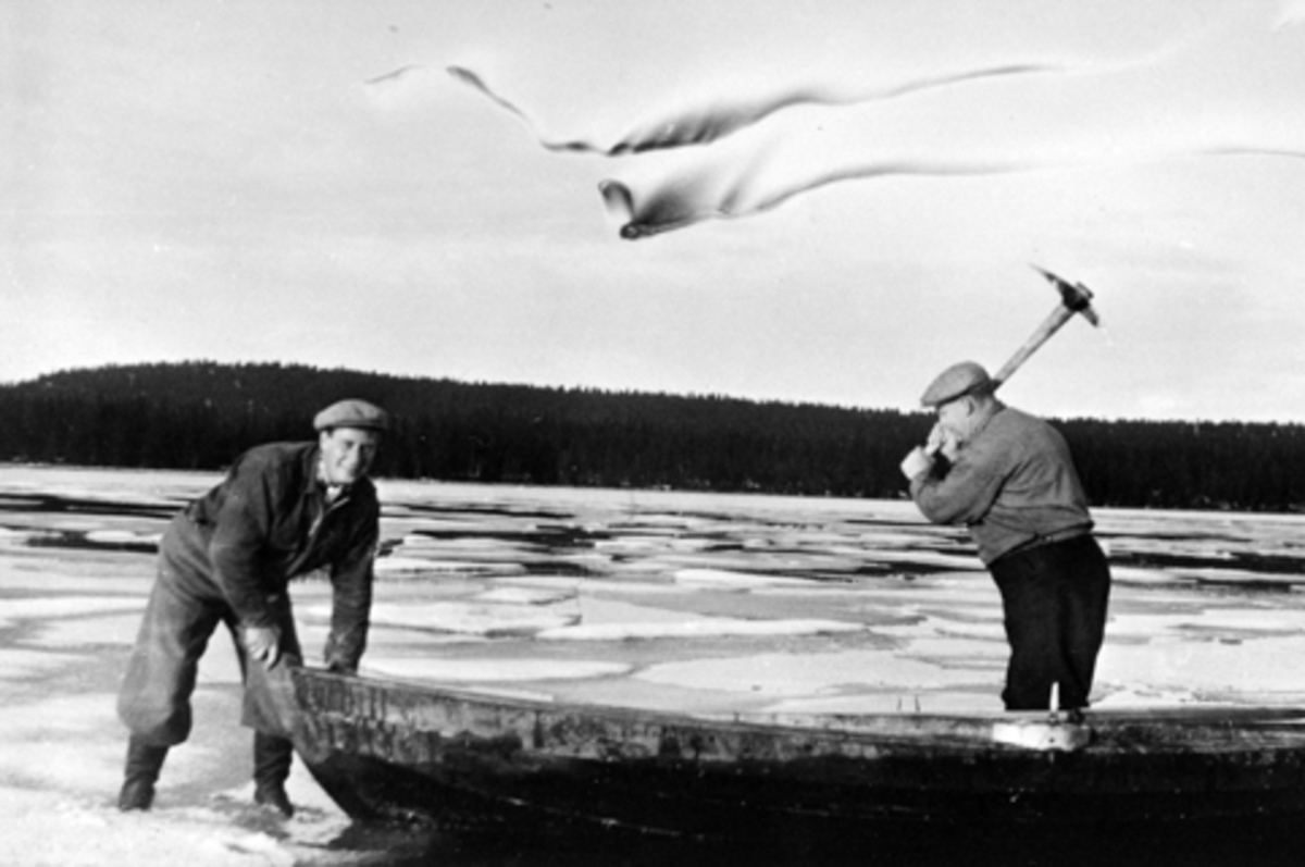 Anno Domkirkeodden, Iisfiske med hakke og båt. Albert Svendsen og Einar Kristiansen på Brumundsjøen i Furnes Almenning.