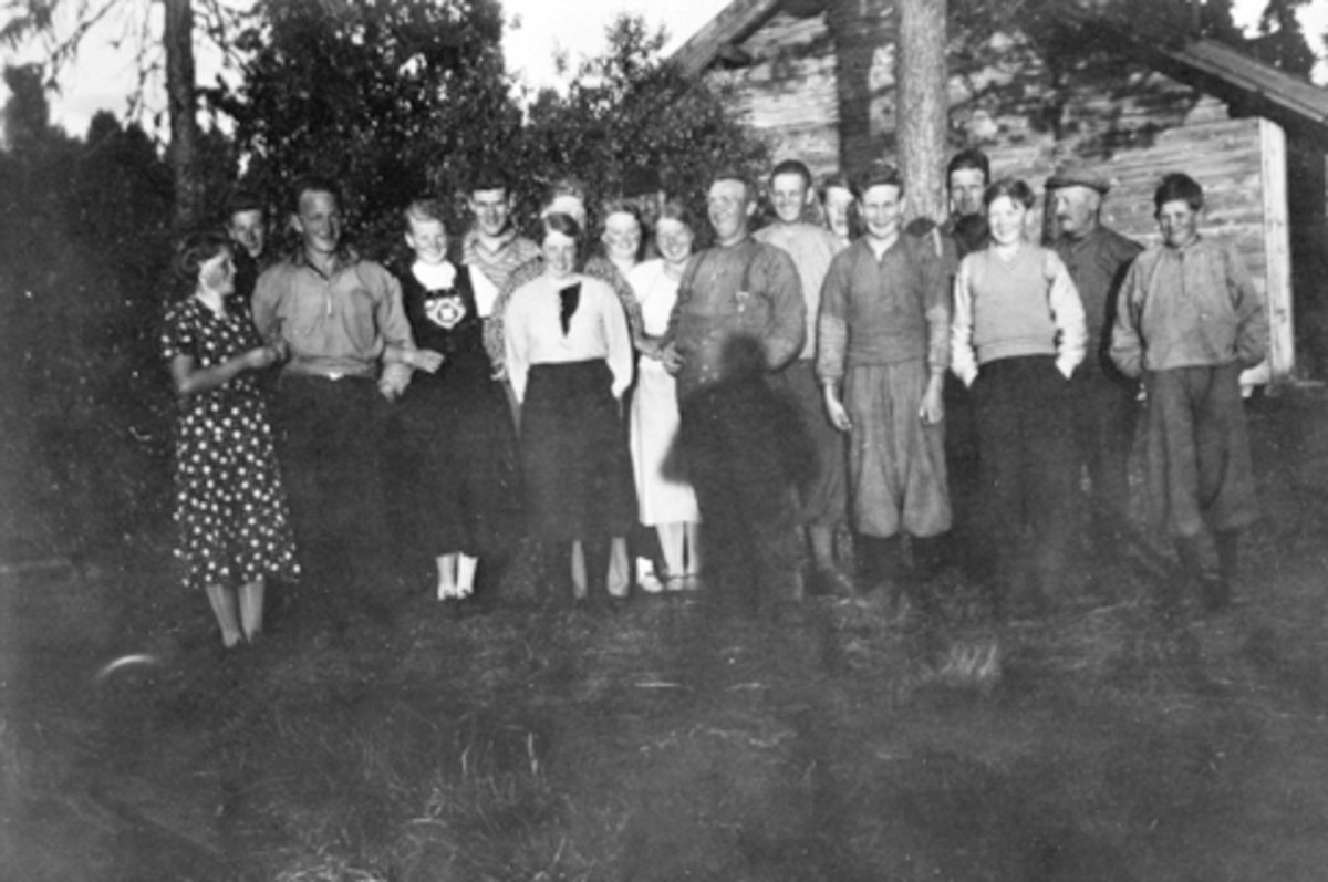 Anno Domkirkeodden, Høljamyra torvfabrikk (Ny-Høljan), Furnes Almenning. Torvdrift i Høljamyra startet i 1934. Gruppe arbeider i torvmyra. Fra venstre er Marie Flåhagen, Gunnar Bratbakken, Karen Dalby, Leif Lunna, Sigrid Buenget, Gudbrand Rønningsbakken, Kåre Havik, Aslaug Øverli, Pål Olafsen, Arve Andersen, Arne Øver…