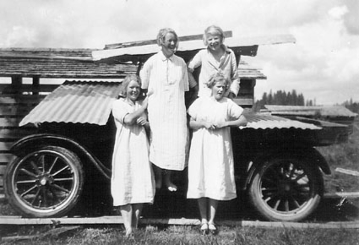 Anno Domkirkeodden, Høljamyra torvfabrikk, Furnes Almenning. Torvdrift i Høljamyra startet i 1934. Gruppe jenter foran bilen til Einar Hovde.