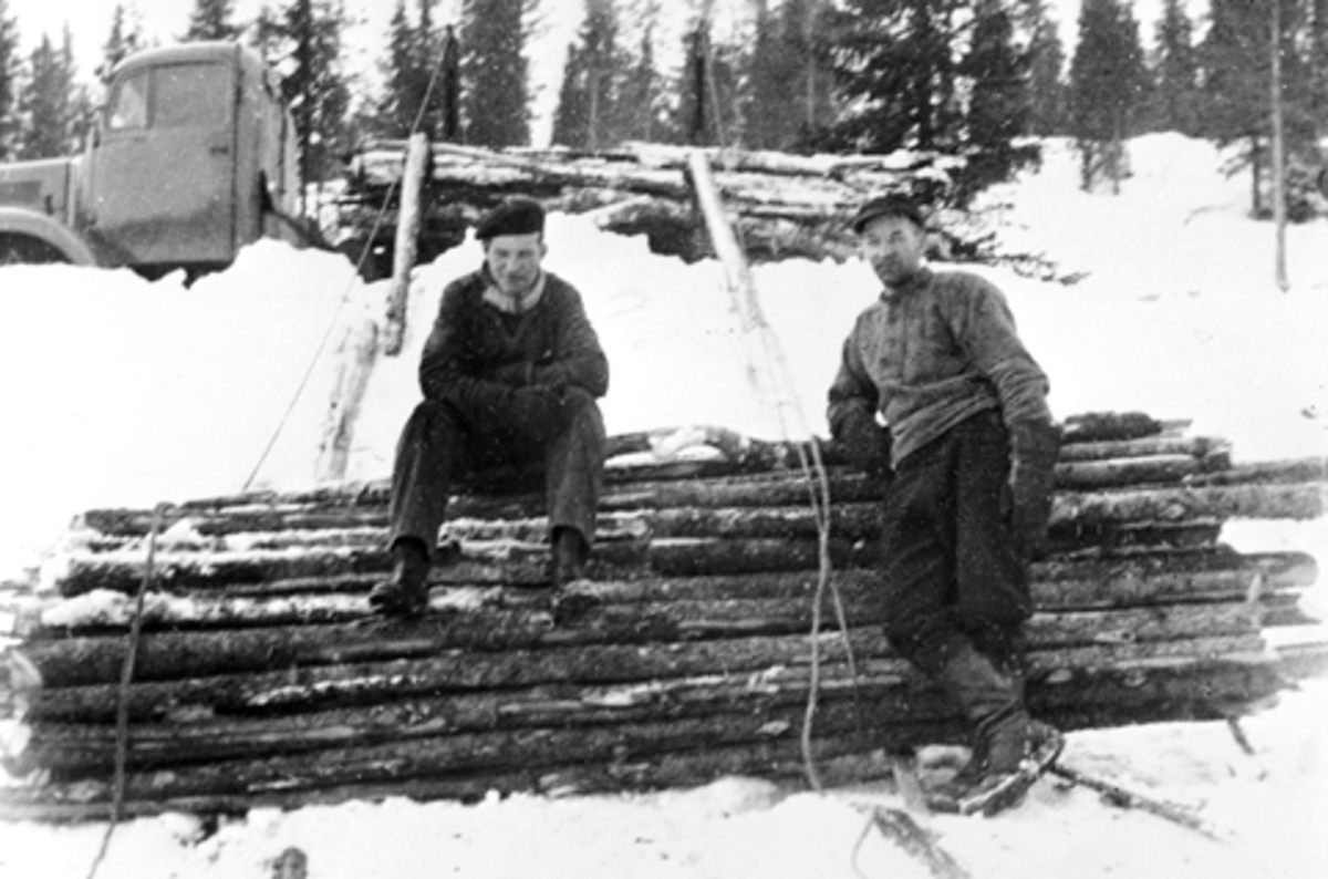 Anno Domkirkeodden, Tømmervinsj til lastebil, 2 menn arbeider, Ole M.T., Hans Jonsdal, Furnes Almenning.