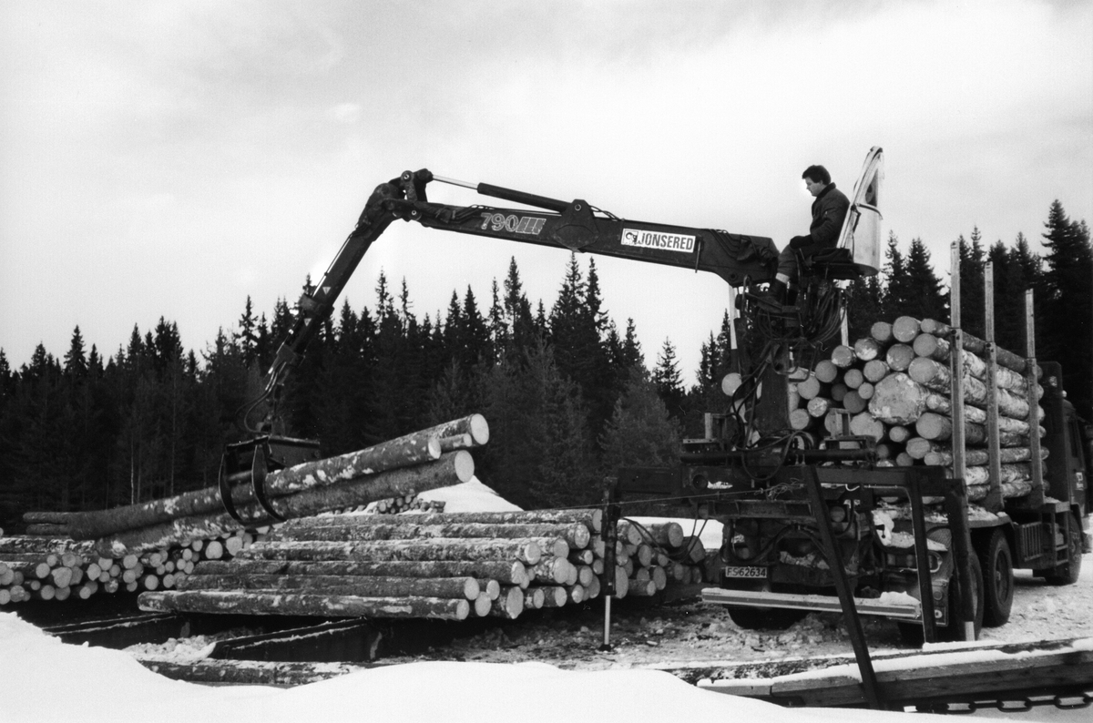 Anno Domkirkeodden, Laster tømmer på lastebil, tømmerkran Jonsered 790, kranfører Olav Fredlund, Furnes Almenning.