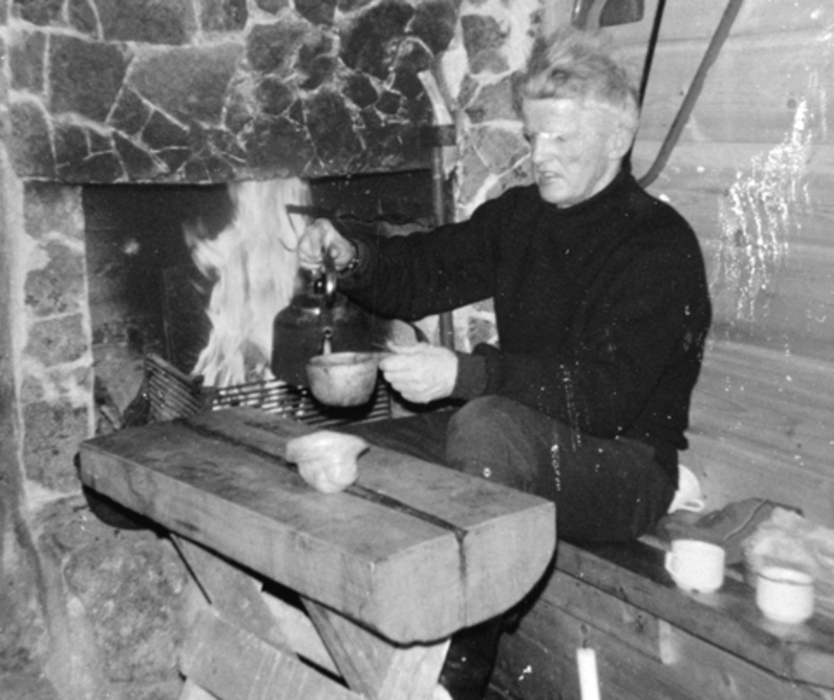 Anno Domkirkeodden, Interiør, arbeidsbrakke for tømmerhuggere, Reidar Pedesen skjenker kaffe, Nord-Stu, Skjenavolden, Furnes Almenning.