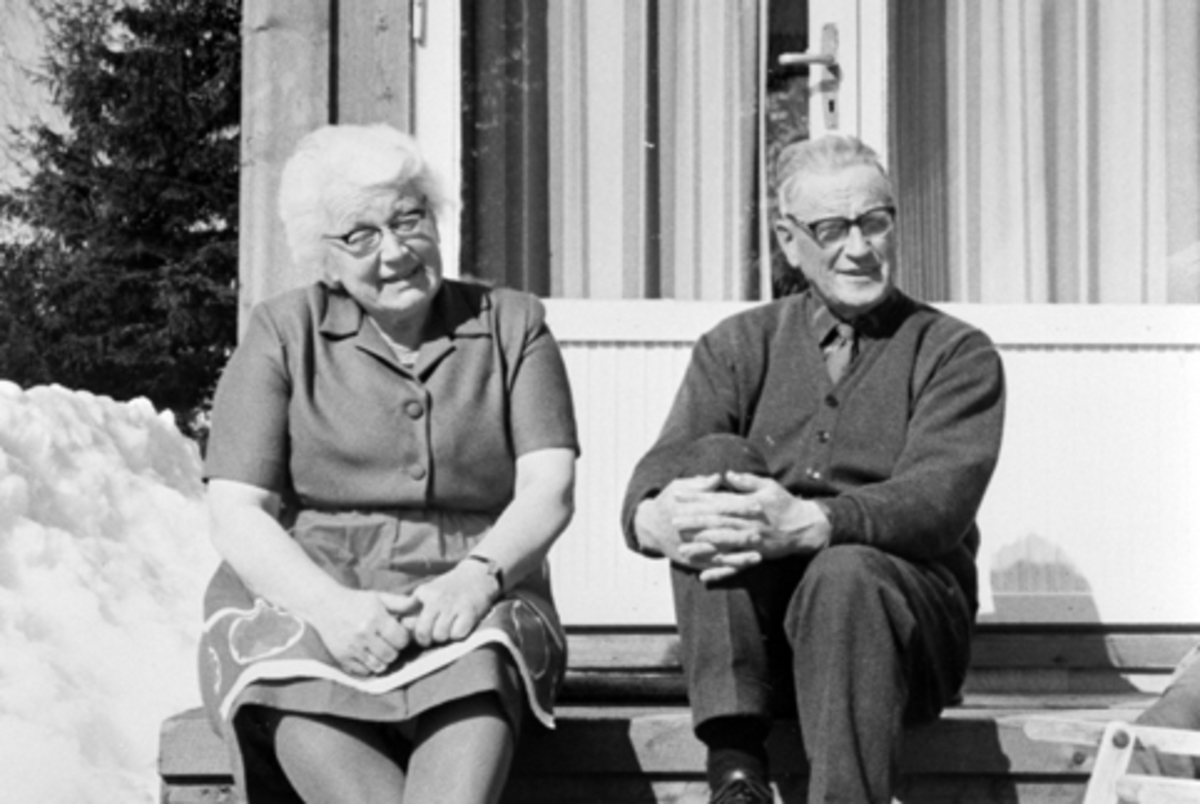 Anno Domkirkeodden, Ekteparet Charlotte og Olav Thingstad, pensjonister på trappa i Elgbakken, Furnes Almenning.