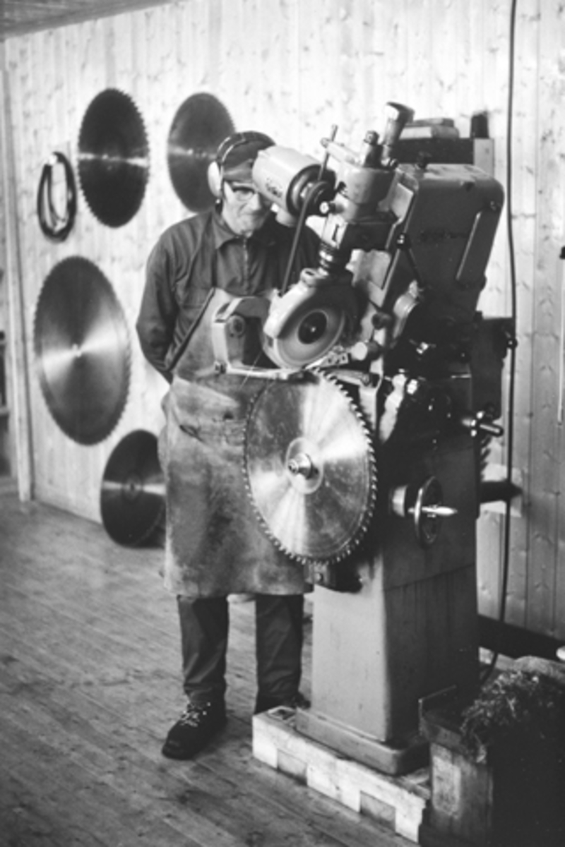 Anno Domkirkeodden, Nysaga, Kvilheim sag, Furnes Almenning. Kristian P. Bekkelien sliper sagblad ved slipeautomat.