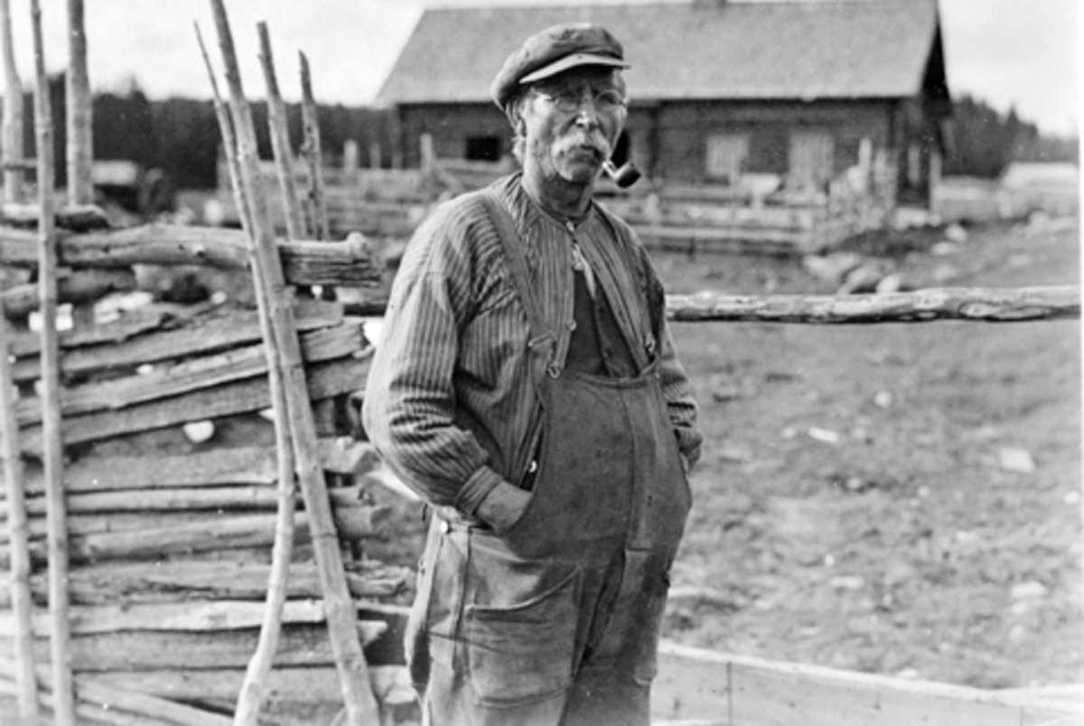 Anno Domkirkeodden, Eksteriør, turistforeningens hytte på Bogstisetra, Gammelskolla, Ringsaker. Ved skigarden er Anders Haugli som bygde den. Satt opp av brødrene Haugli 1932,