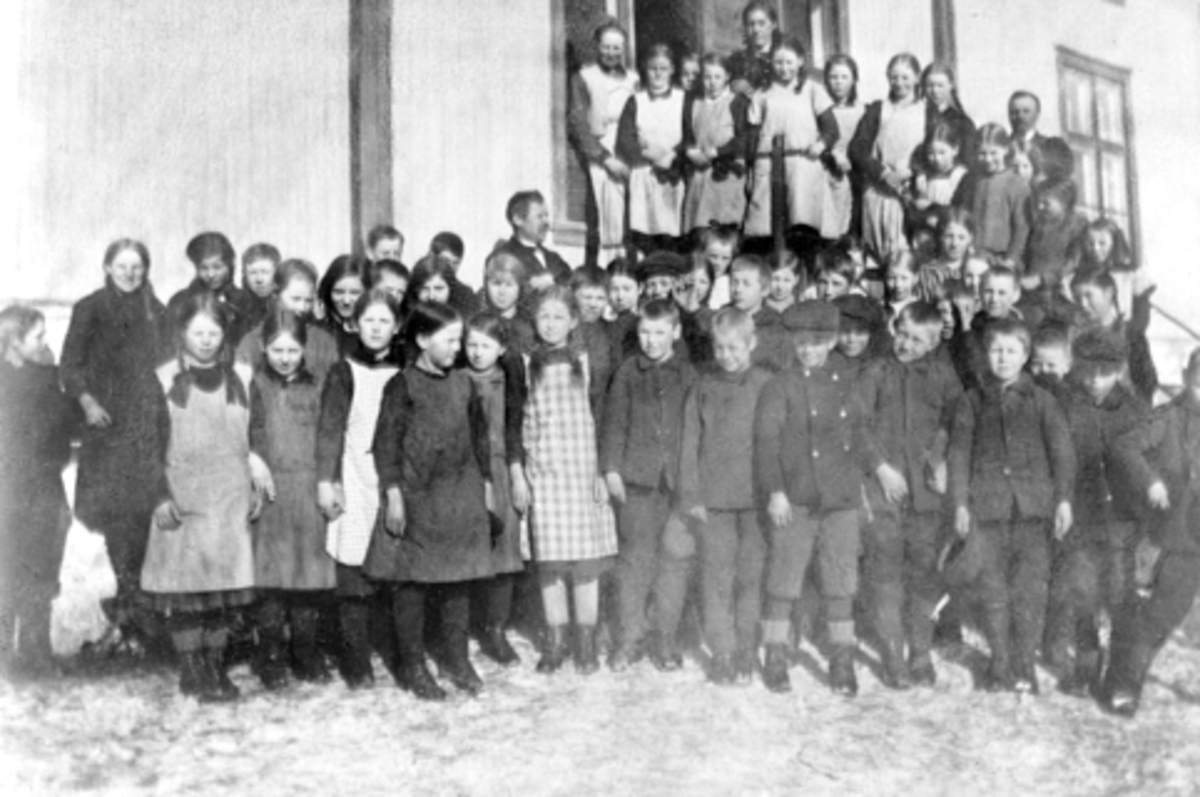 Anno Domkirkeodden, Elever ved Evenrud skole, Helgøya. I bakgrunnen er lærer Thomas Stokke f.1870.
