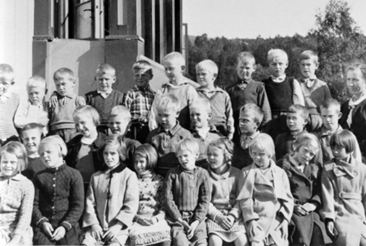 Anno Domkirkeodden, Elever og lærer. Andre klasse ved Mørkved skole, Brumunddal.