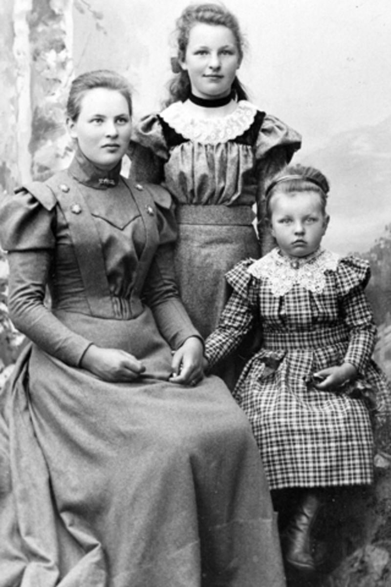 Anno Domkirkeodden, 3 søstre. Borghild, Inga og Dagny Dehlie, Brøttum, Ringsaker.