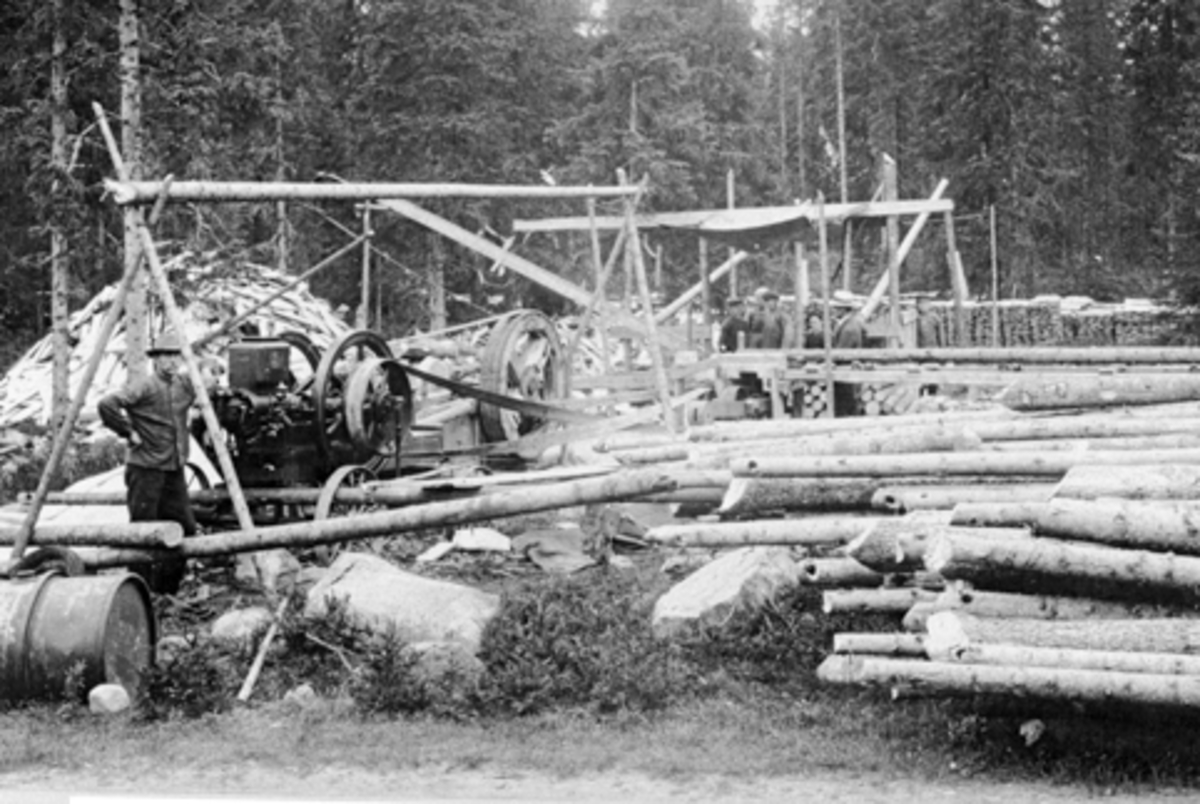 Anno Domkirkeodden, Høvling av takflis i Putten, Furnes Almenning. Petter Mausethagen ved motoren, Alfred Mausethagen, Karla Mausethagen, Gudbrand Mausethagen, Gustav Mausethagen og almenningsbestyrer H.S. Amdal.