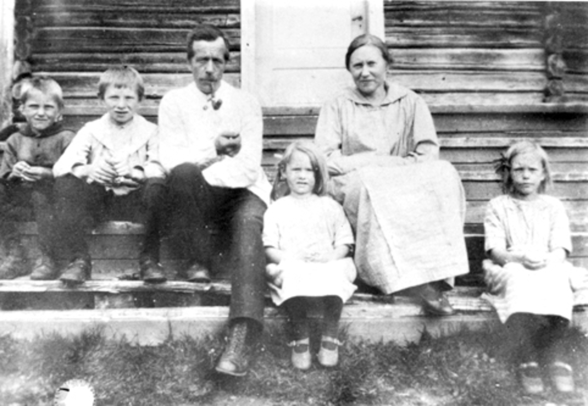 Anno Domkirkeodden, Familien Røset på trappa foran Bjørklirønningen, Furnes Almenning, Ringsaker. Fra venstre er Johs. Ole, far, Andreas, Hjørdis, mor Eline og Olaug, pedellfolk.