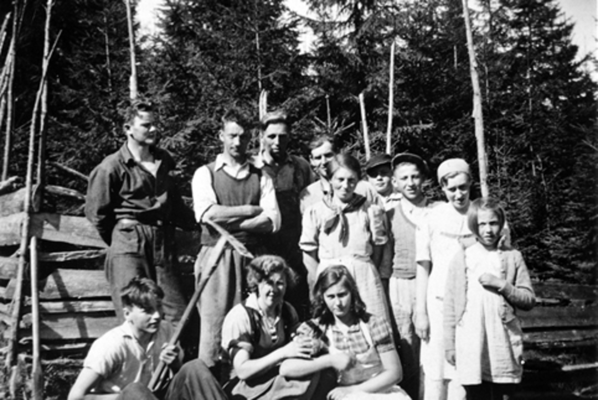 Anno Domkirkeodden, Barn og voksne foran skigard i Åsberghalla, Furnes Almenning. Bak fra venstre er Petter Fredlund, Alfred Jevne, Johan Åset, Kåre Snarud, Kirsten Snarud, Kjell Jevne, Jens Ellefsæther, Kristine Vestvang, Kirsten Åset. Foran fra venstre er Henry Jevne, Marie Ellefsæther, Marie Fredlund.
