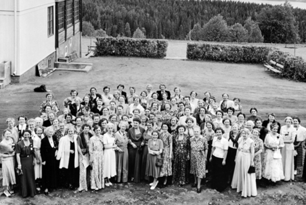 Anno Domkirkeodden, Stor gruppe damer, kvinnemøte på Høsbjør turisthotell, Furnes.