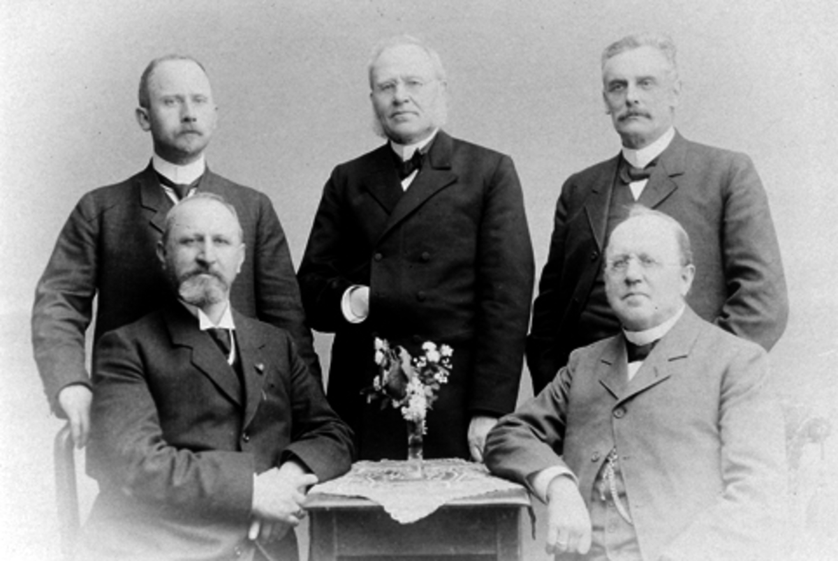 Anno Domkirkeodden, Direksjon/styret for Toftes Gave, Nedre Sund, Helgøya. Foran fra venstre er assessor Holtan, pastor Eliassen. Bak fra venstre er direktør Smedal, sogneprest Blaker, overlærer Raabe.