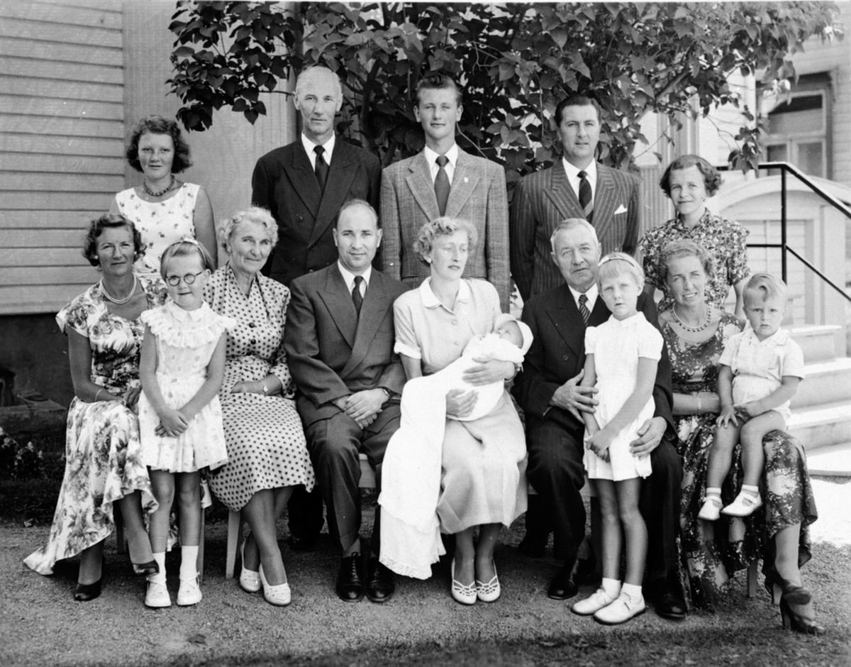 Anno Domkirkeodden, Barnedåp i Sørheim 1955. Brumunddal. Gruppe 14, familien Rismyhr, barnedåp, bak fra venstre: Helliesen, Unn Helliesen, Gunnar Helliesen, Gunnar Jr. Gran, Hans Rismyhr, Marie, 1 rad fra venstre: Helliesen, Liv Rismyhr, Ingeborg Rismyhr, Ingeborg Rismyhr, Knut Rismyhr, Signe med dåpsbarnet Rismyhr, H…