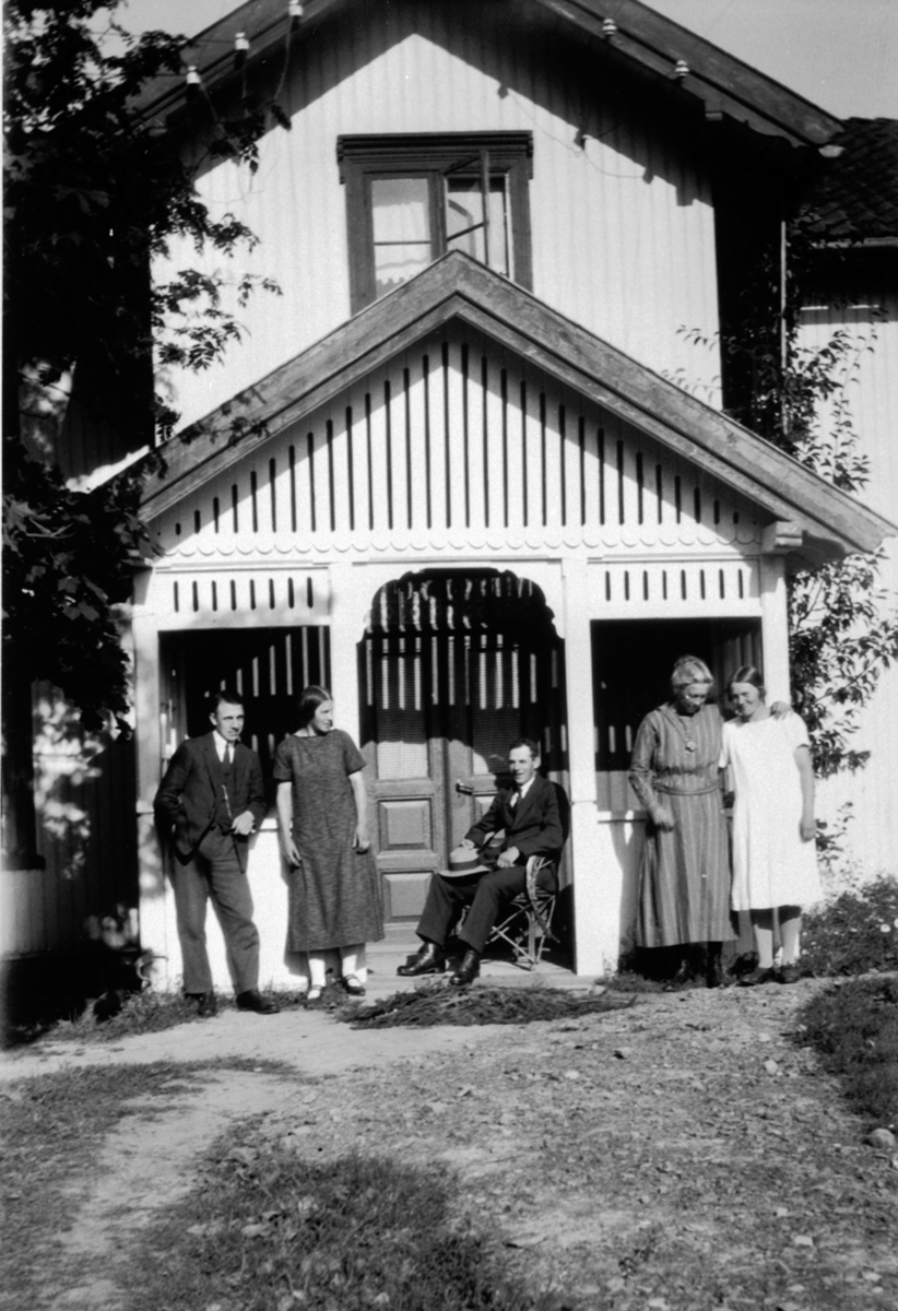 Anno Domkirkeodden, Eksteriør, bolig, folk ved inngangen. Vallsigsveen, Furnes, Ringsaker.
