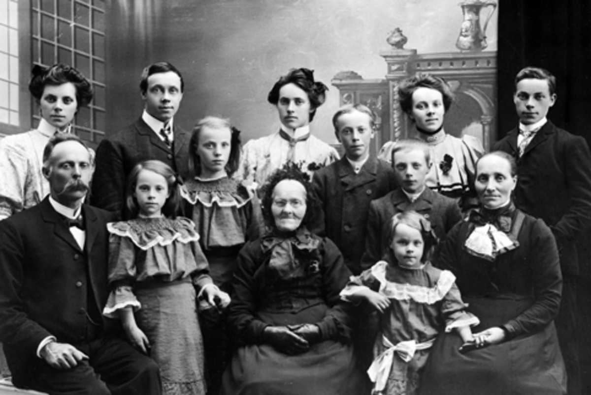 Anno Domkirkeodden, Familien Lundberg. Bak fra venstre er Petra f.1889, Lars f.1885, Martha, Julie f.1886 og Alfred. f.1891 Fra venstre er Kristian f.1858, Klara f.1898, Anna f.1896, Asbjørn f.1893, Sigurd f.1894, Antonette f.1858. Foran er Kristians mor, Johanne Lundberg f. 1822, ved siden av henne er Emilie f.1901.