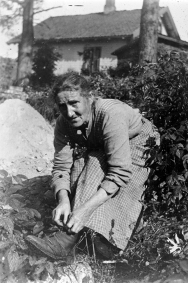 Anno Domkirkeodden, Mette Hegre knyter skolisser, Møllerbakken, Brumunddal. I bakgrunnen er Parkstua.