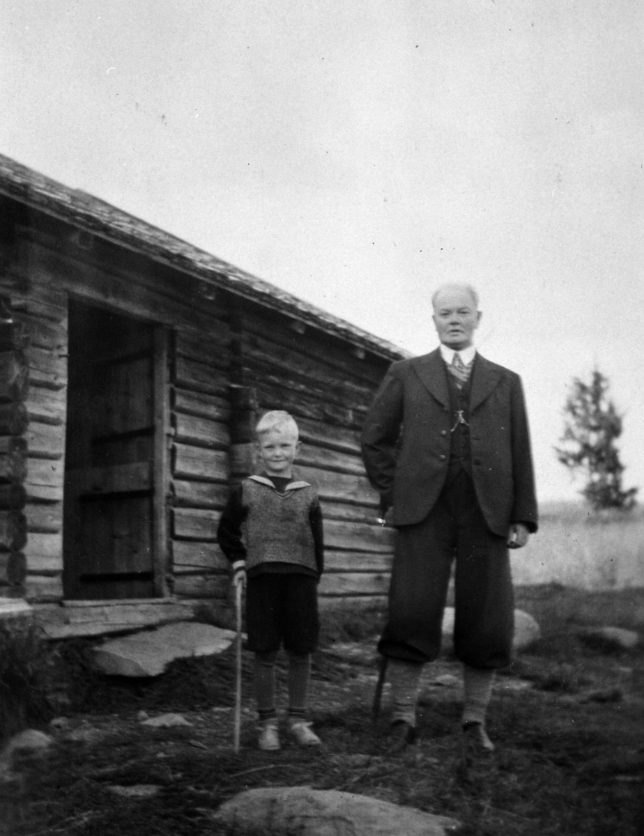 Anno Domkirkeodden, Gutt og mann foran størhuset på setra til Tveiter på Stenstilen, Ringsakerfjellet.