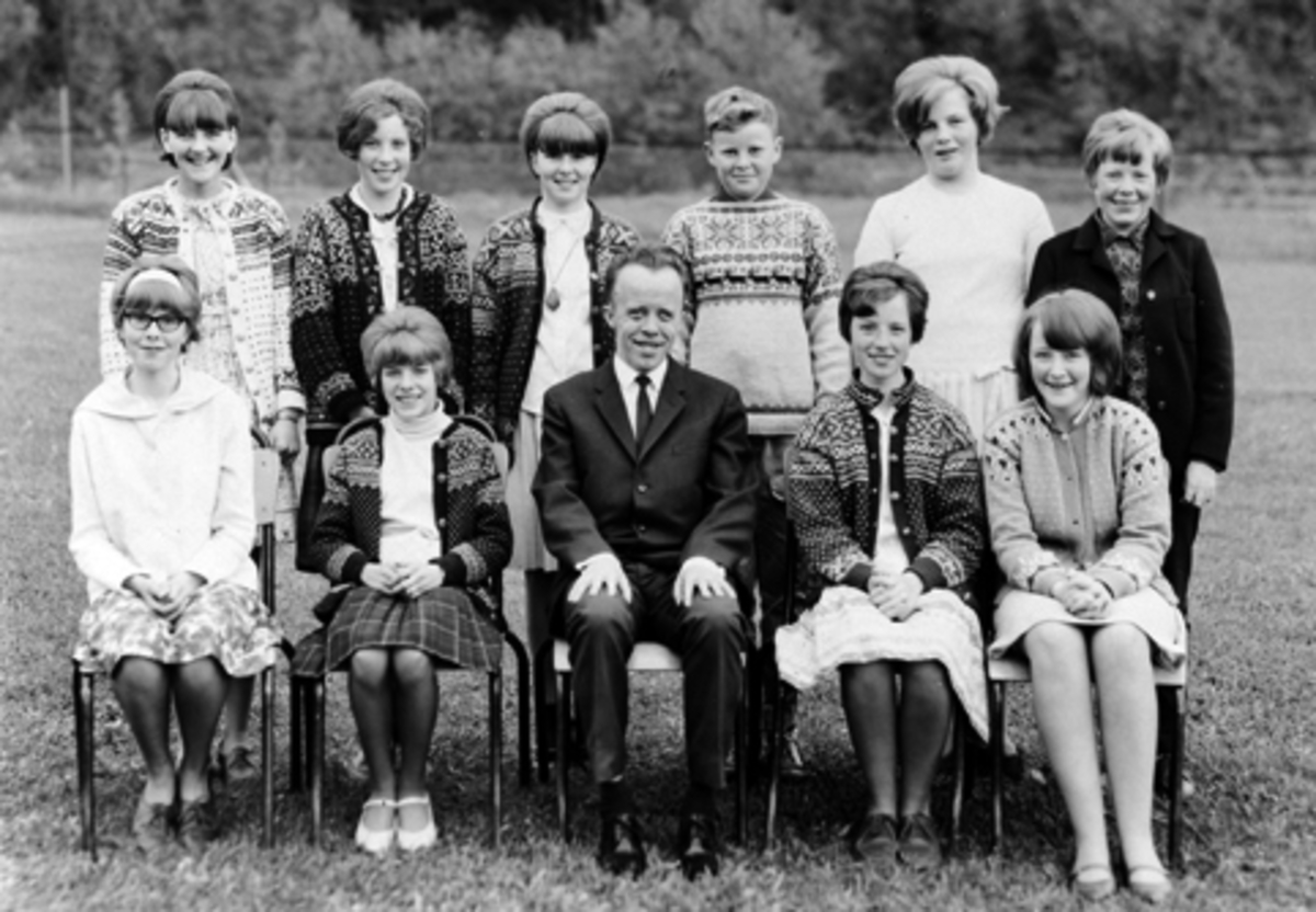 Anno Domkirkeodden, Avgangsklassen ved Mauset skole i 1967. Første rekke fra venstre er Kari Johanne Brenden, Anne Lise Hovdedalen, lærer Johan Magnus Stavenes, Anne Hangenholen, May Karin Hovde. Andre rekker fra venstre er Anne Grete Brendstuen, Berit Tørudstad, Jorun Sundmyhr, Jan Nagel, Kari Tørudstad, Solfrid Solh…