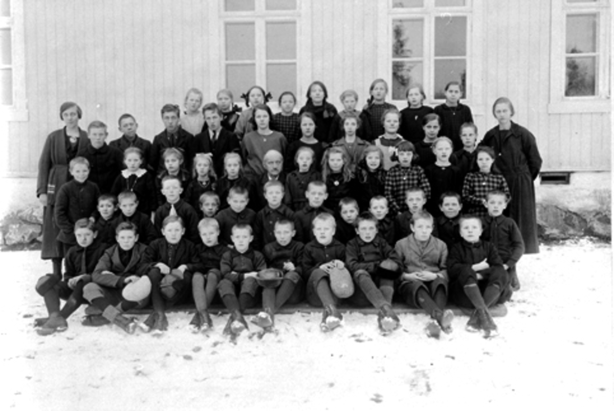 Anno Domkirkeodden, Elever og lærere ved Mauset skole, Brumunddal. Første rekke fra venstre er Harald Øverli, Aksel Skarpnord?, Mikael Bakkerud?, Petter Engeskaug, Oskar Skogsrud?, Mikael Slåtsveen, Bernt Engeskaug, Erling Mauset, Einar Hovde, Oddvar Tørudstad. Andre rekke Olaf Fredlund, Anstein Bakke, Oskar Lillehovd…