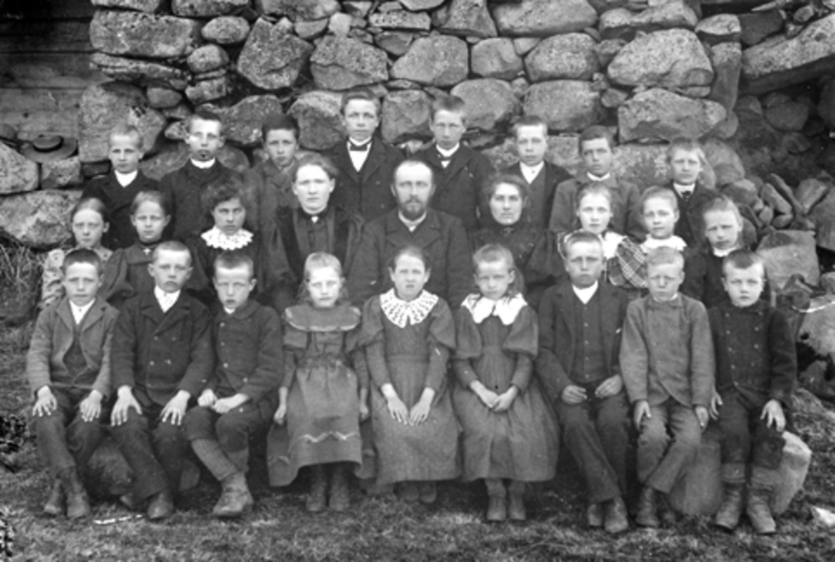 Anno Domkirkeodden, Elever og lærer ved Mauset skole, Brumunddal. Ca. 1900.