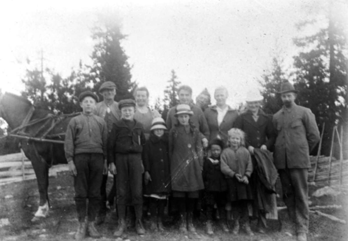 Anno Domkirkeodden, Fra Balstad-setra på Grimstilen. Fra venstre er gjetergutt Anders Grøtlien, Even og Syverine (etternavn ukjent), Peder Fossum (1908-1984), Haldis Fossum f.1912, Ågot Fossum f.1909, Erling Feiring, Astrid Gillesen, Karl Bye, Henry Bye, Helga (1885-1977) og Fridtjof Fossum (1879-1961).
