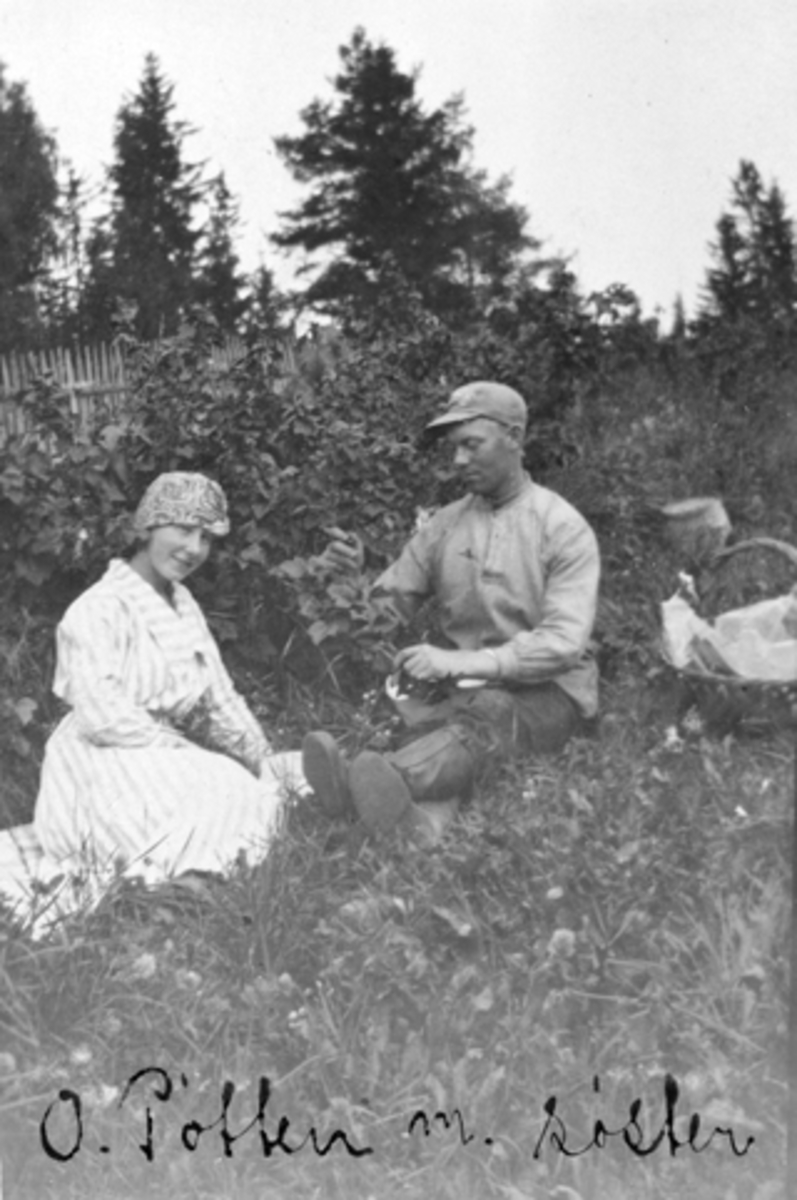 Anno Domkirkeodden, O. Potten med søster. Plukker solbær på Bjørnstad, Nes, Hedmark.