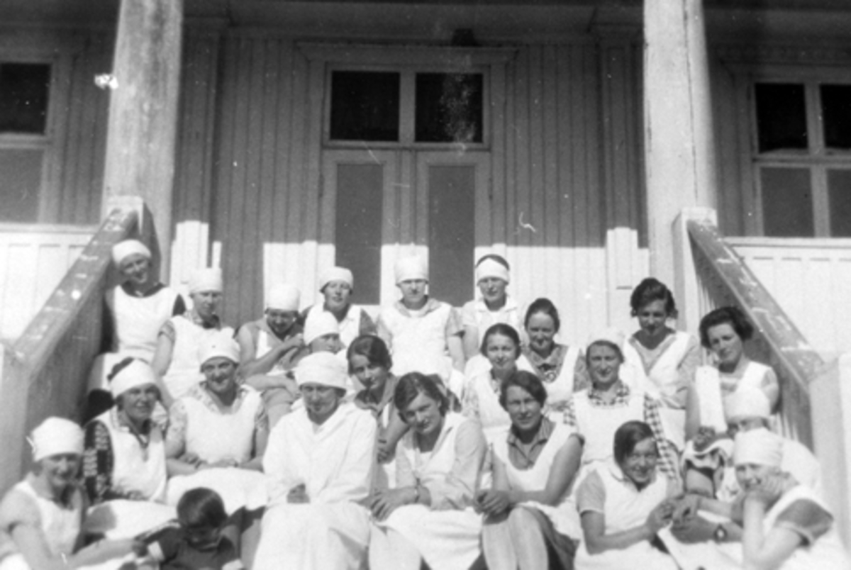 Anno Domkirkeodden, Gruppe ukjente kvinner på grønnsakkurs på Tingnes, Hedmark.