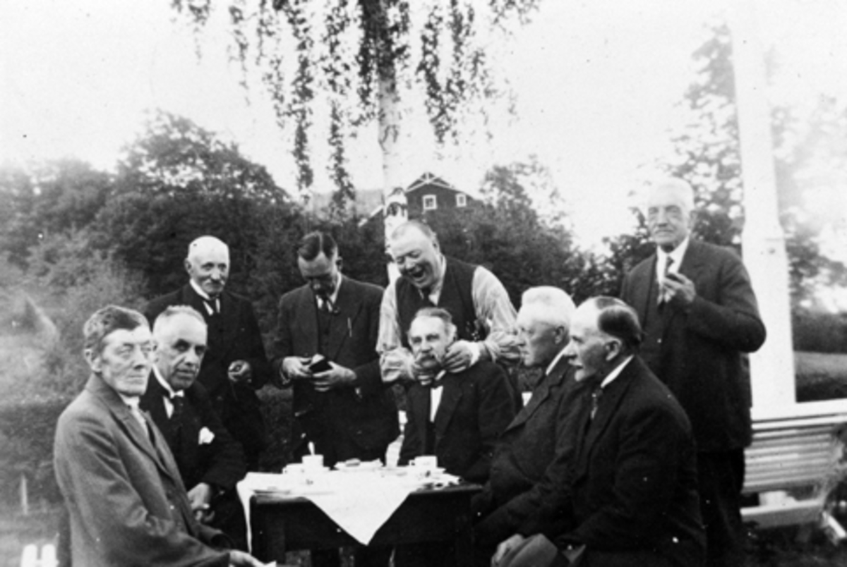 Anno Domkirkeodden, Nes Gubbesangforening i 1938 på besøk på Bjørnstad, Nes, Hedmark. Fra venstre er Karl Bye, Erik Bølviken, Gustav Gaalaas, Thorvald Haugen, Nils Godager, Gulbrand Heiberg, Harald Hoelstad, Torger Gaalaas og Martinius Øvern.