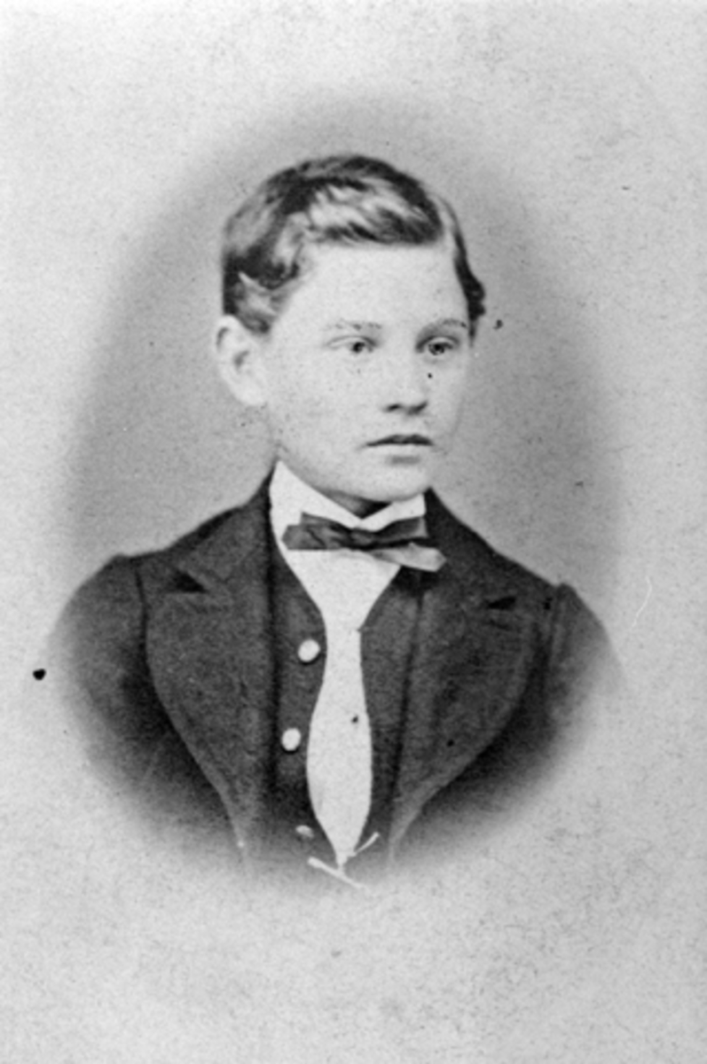 Anno Domkirkeodden, Portrett, Christian Arnesen Saugstad (1856-1945). Handelsbetjent på Ringstrand (Ringsaker Handelsforening), på Koppang, landhandler på Mostu i Eidsvold, reiste til USA i 1880, kom tilbake i 1924.