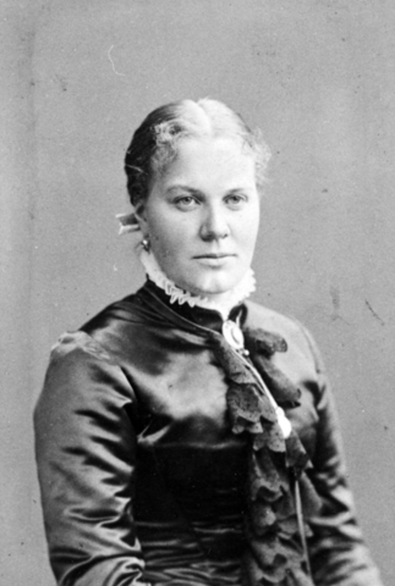 Anno Domkirkeodden, Portrett, Gunda Smestad (født Simenstad, (29.04.1854 - 28.05.1931) Gunda Haagensdatter Simenstad ble født 29. april 1854. Hun var den yngste søster til Julie. Hun bor på Simenstad helt fram til hun gifter seg med handelsbestyrer Andreas Smestad den 30. oktober i 1883, de bosetter seg på Ringstrand.…