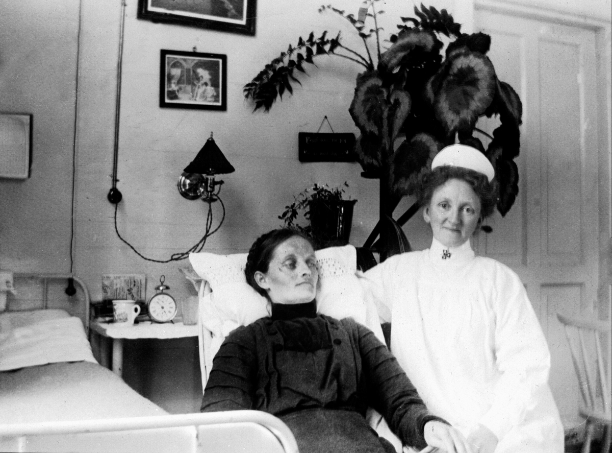 Anno Domkirkeodden, Tuberkulosesyke Netta Pedersen f. 1876 får pleie ved Ringsaker sjukehus, Moelv, ca. 1900. Sykepleier.