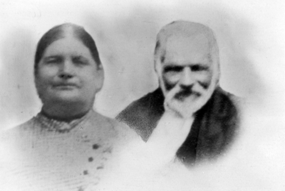 Anno Domkirkeodden, Portrett, Jens Vernsen (Stenberg) F. 1853 , husmann på Baldisholviken nedre, Dina Simensdatter 1856, koppe og iglekone.
