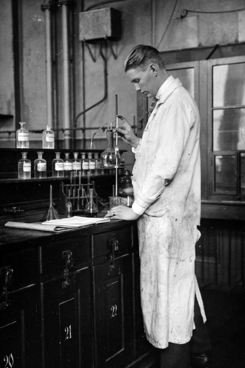 Anno Domkirkeodden, Ivar Sundgaard f.1911 Bruvold nedre, Ringsaker, gikk på skole i Freiberg, Tyskland i 1921-1922. Her i laboratorium.