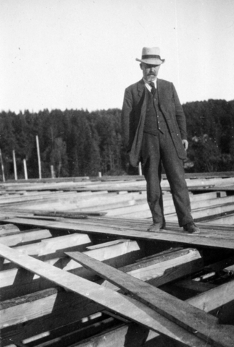 Anno Domkirkeodden, Bruvold mølle, Moelv. Hans Sundgaards lærfabrikk, bygging av fabrikken, fabrikkeier Hans Sundgaard på byggeplassen.