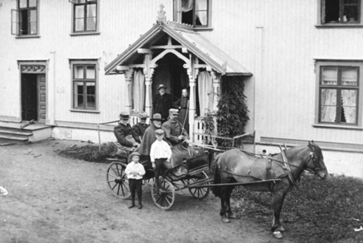 Anno Domkirkeodden, Bruvold, Moelv, Ringsaker. Familien Sundgaard med hest og trille. Andre ukjente personer.