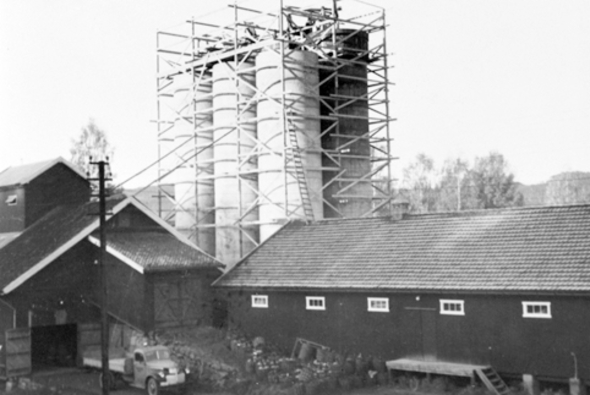 Anno Domkirkeodden, Bruvold mølle, kornsilo under bygging, stillas.