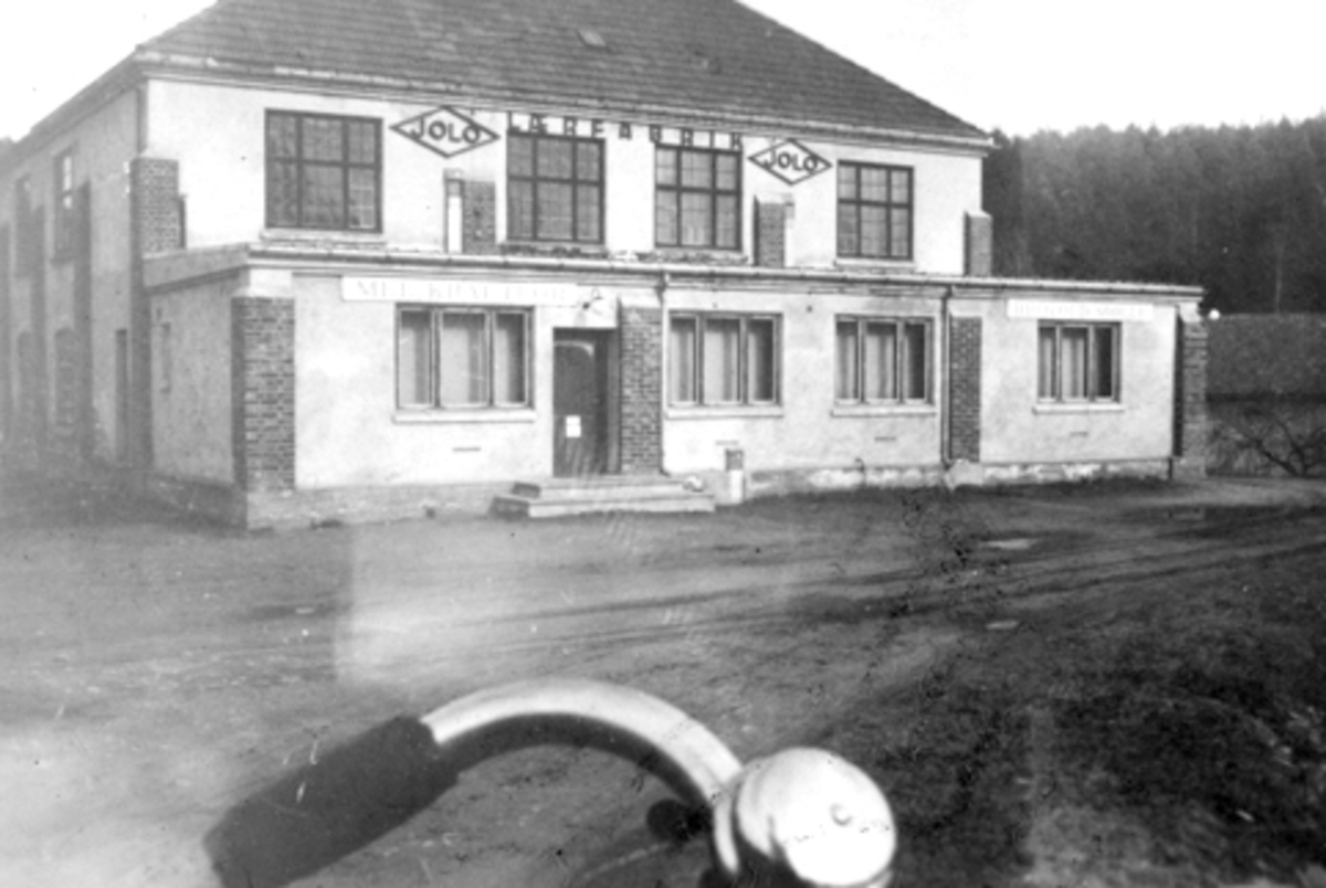 Anno Domkirkeodden, Sundgaard lærfabrikk, Moelv. Skilt på veggen, "Kraftfor mel", "Brovold mølle", "Jolo lærfabrikk". Foto tatt påsken 1946. Frabrikken ble leid bort fra 1937-1955 til firmaet Johs. Lunde i Oslo.