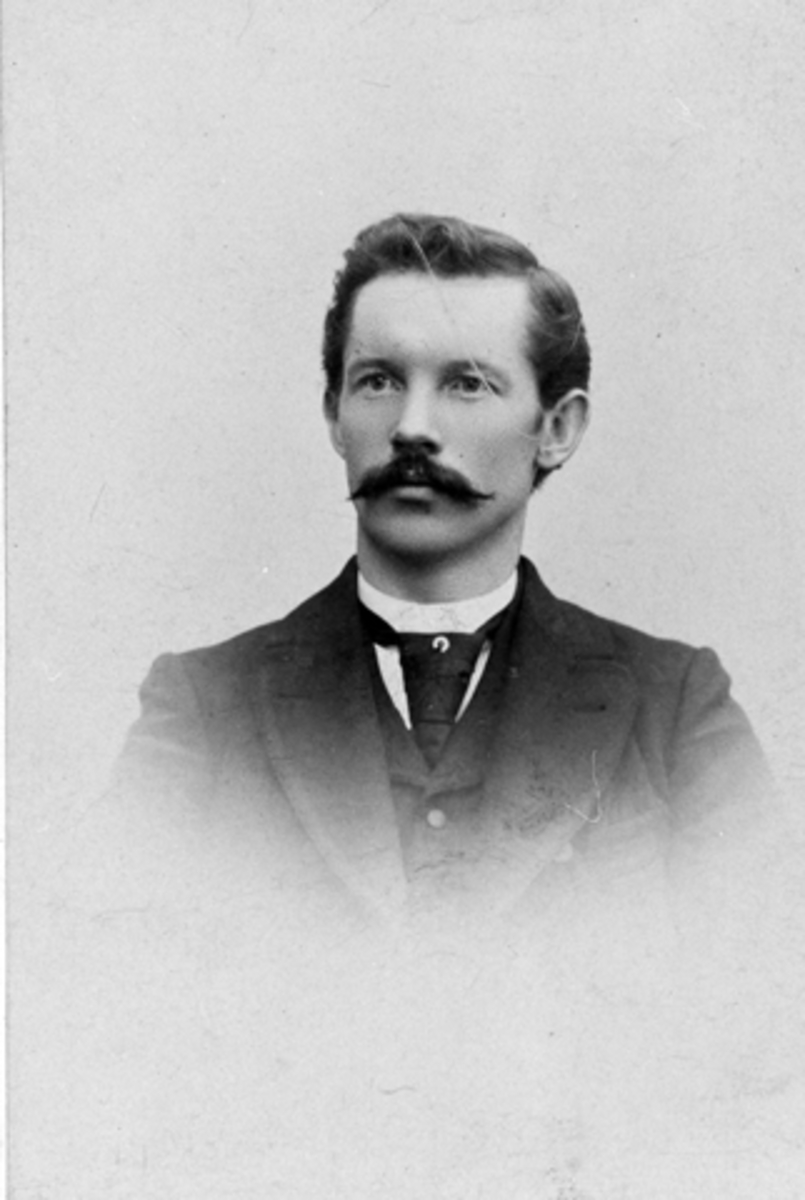 Anno Domkirkeodden, Portrett, Hans Sundgård F.06. 09. 1868, gift med Laura Jønsrud i 1899. Fikk barna Ivar F.1901 og Gunnvald F.1904. Han drev Bruvold mølle i perioden 1898-1930.