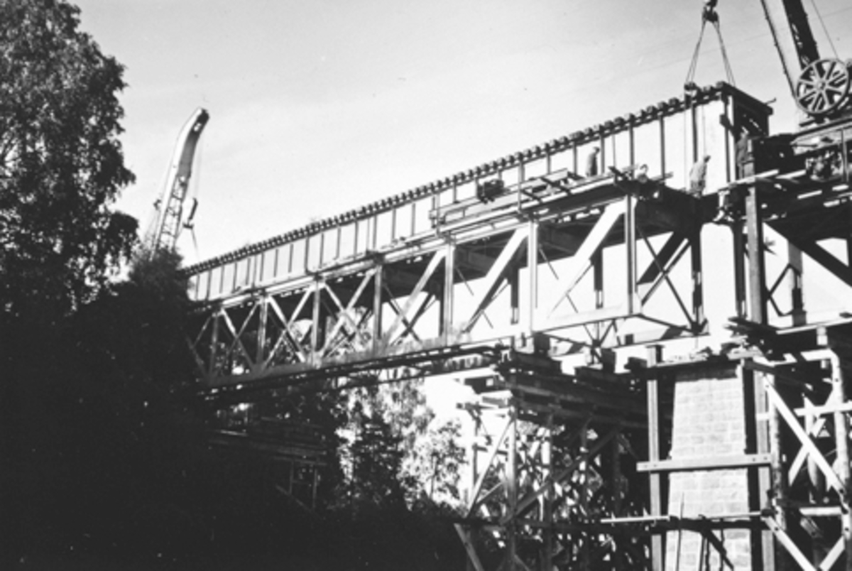 Anno Domkirkeodden, Bygging av jernbanebrua, Moelv. Nytt bruspenn heises på plass natten til 9. juli 1956.
