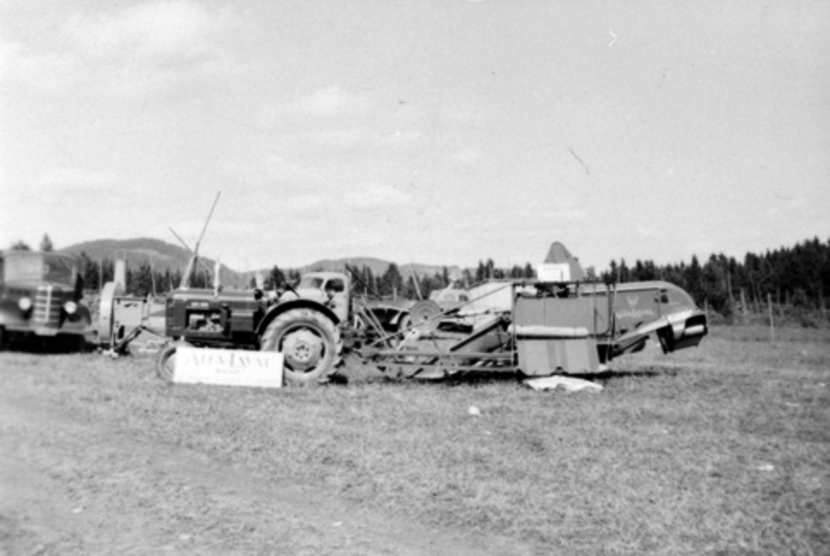 Anno Domkirkeodden, Ringsakerutstillingen i 1953. Landbruksutstilling som ble holdt ved Tingvang og ble besøkt av 14000 personer. Skutresker av merket "Alfa Laval", traktor.