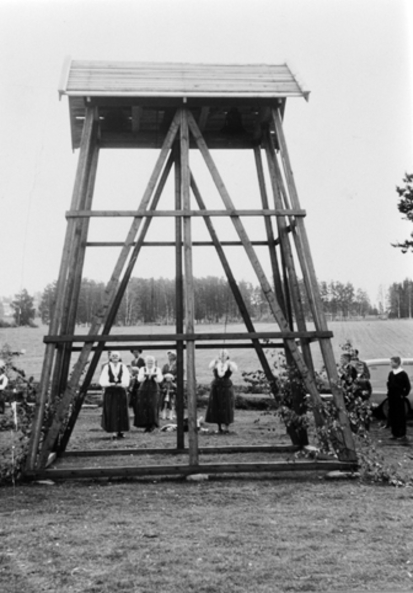 Anno Domkirkeodden, Klokketårn satt opp på Skurven, Helgøya i forbindelse med bygdestevne i 1960. De 3 damene som ringer er Agnes Ousdal, Helga Fossum og Agnes Kongsrud-Lie.