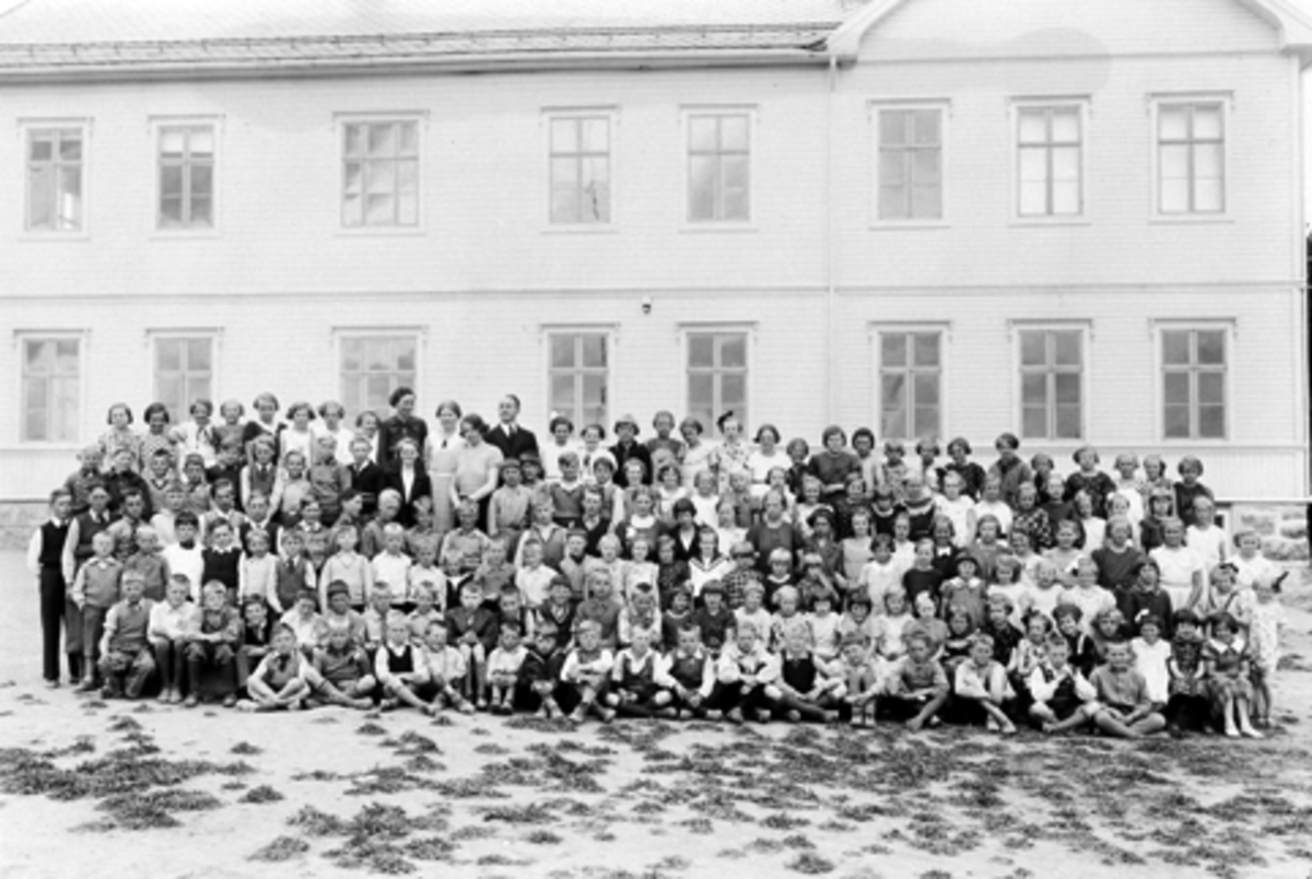Anno Domkirkeodden, Elever og lærere utenfor den gamle skolebygningen på Stavsberg skole, Ringsaker.